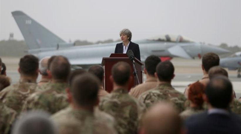 Μέι σε Βρετανούς στρατιώτες στην Κύπρο: Είστε το επίκεντρο της στρατιωτικής μας δράσης